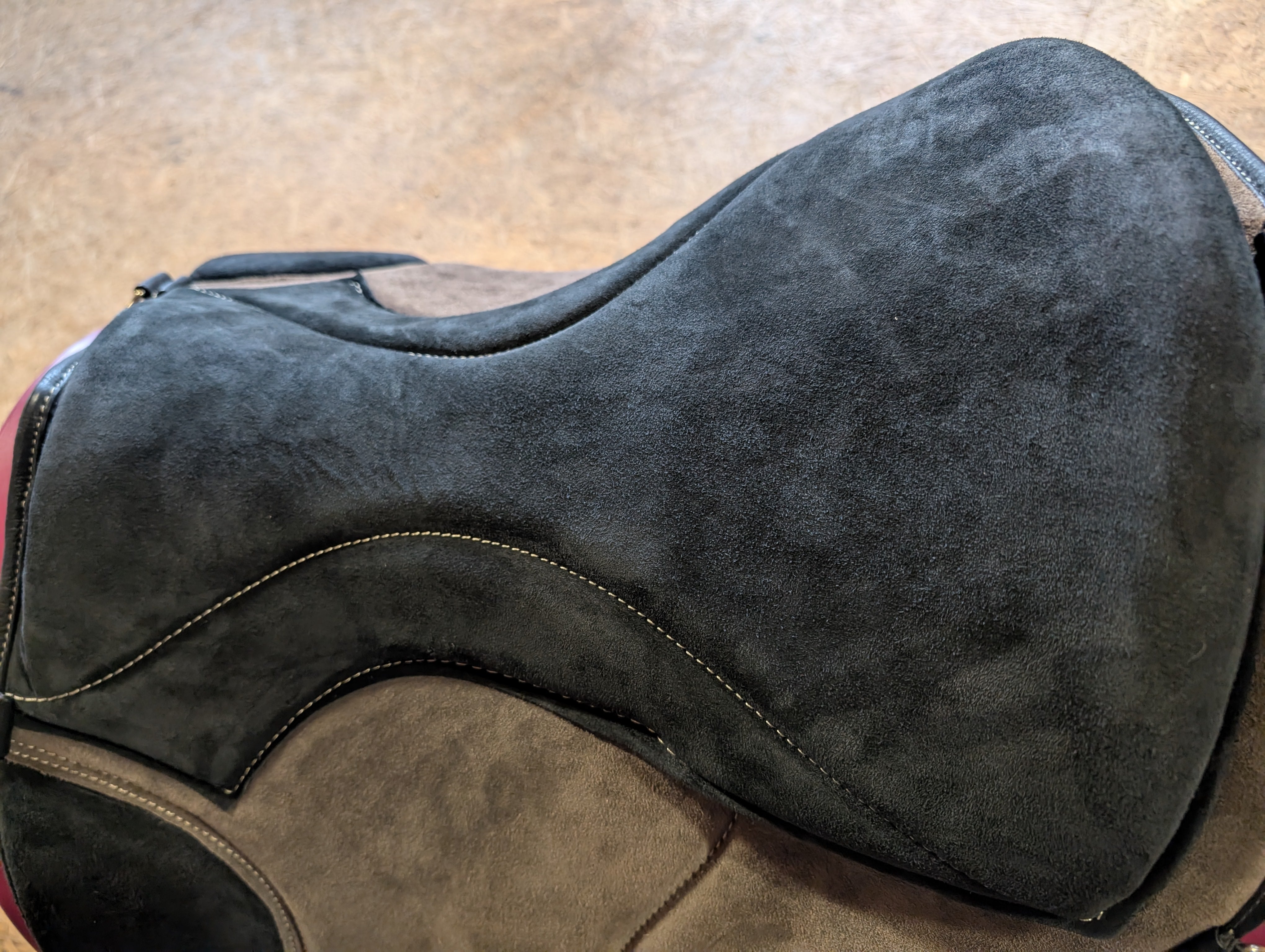 "ALIVIO IMPULSO" SUEDE dressage riding pad - WBS channel - SLIM felt cushion - knee blocks