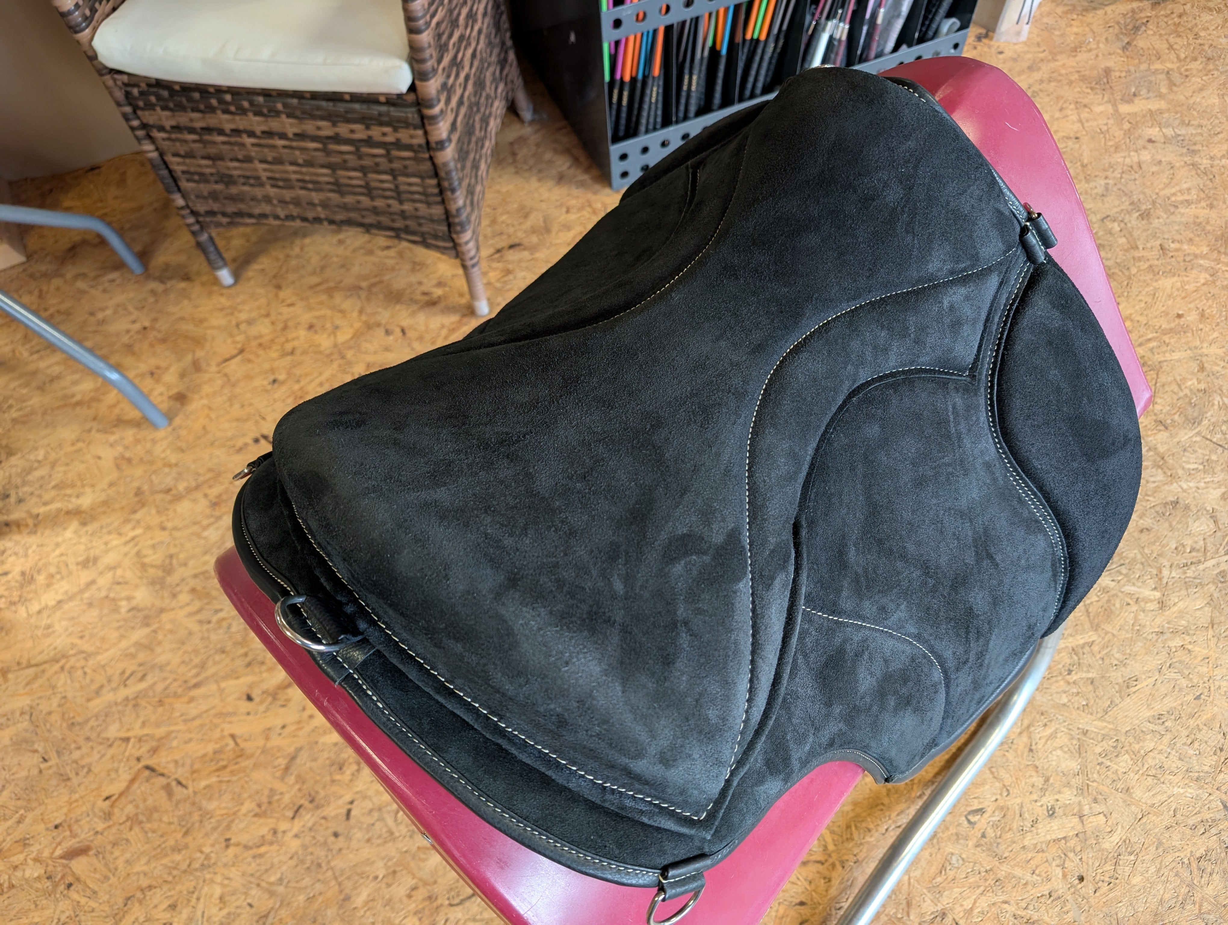 "ALIVIO IMPULSO" SUEDE dressage riding pad - WBS channel - SLIM felt cushion - knee blocks