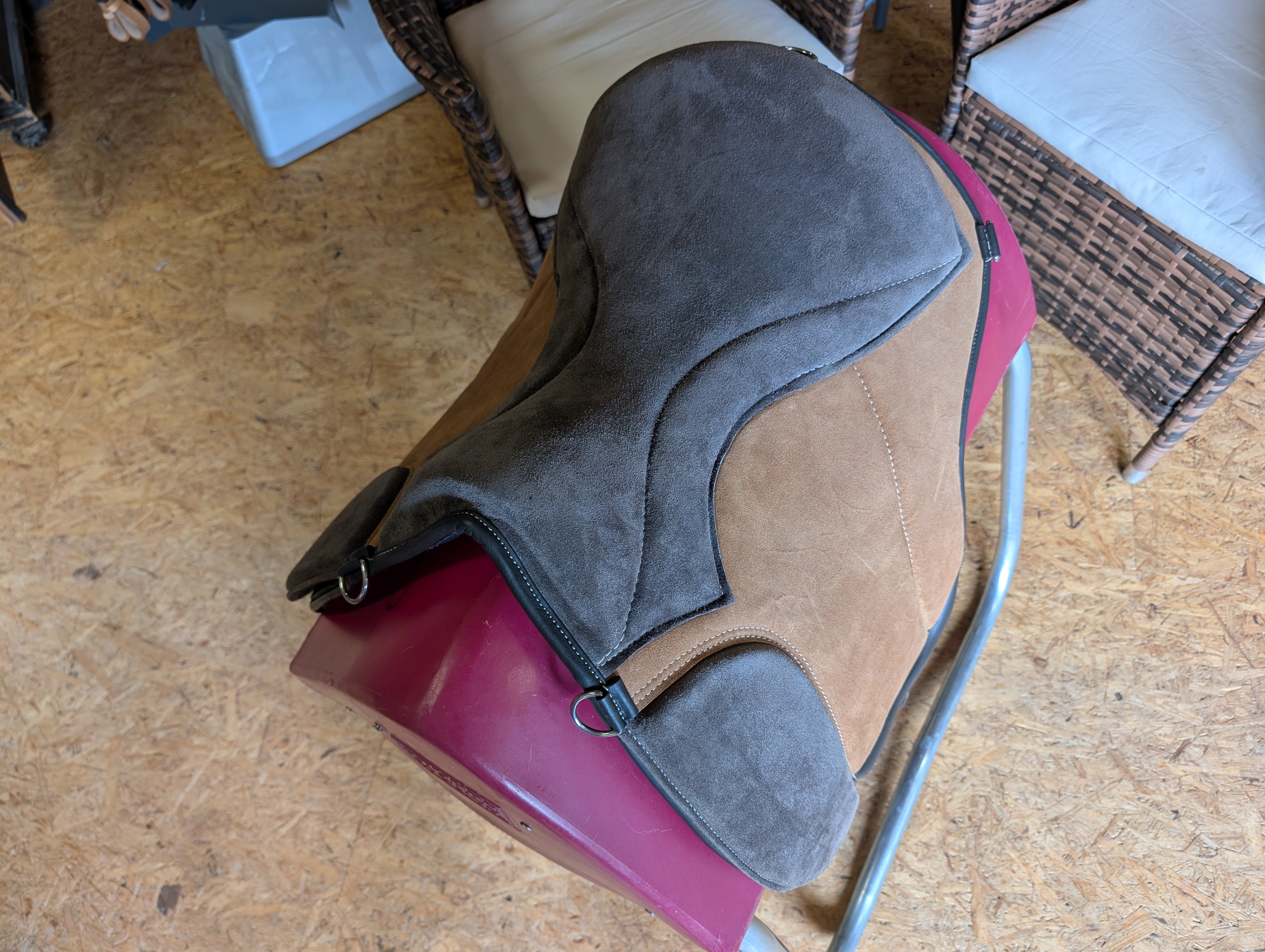 "ALIVIO IMPULSO" SUEDE dressage riding pad - WBS channel - SLIM felt cushion - knee blocks