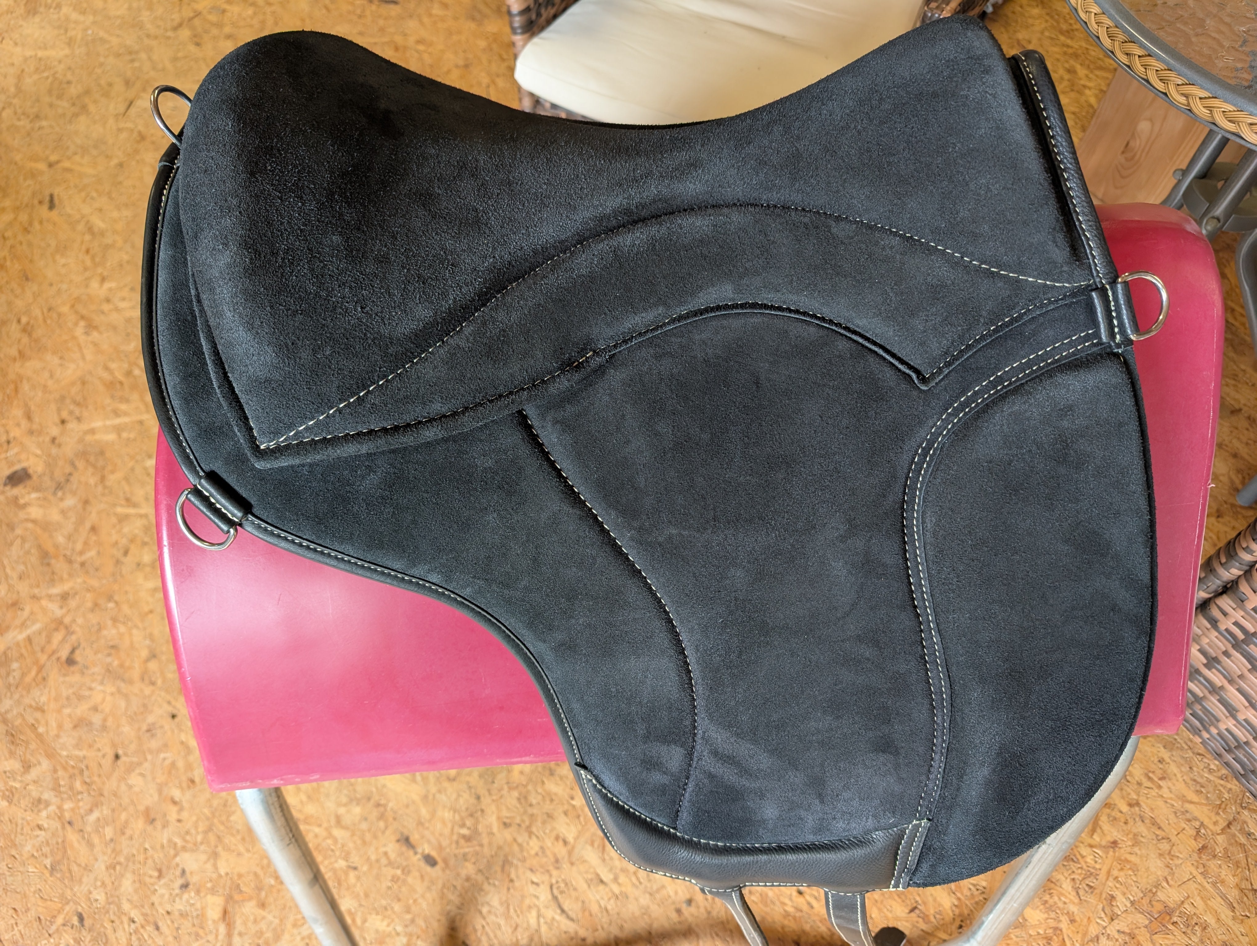 Tapis d'équitation de dressage "ALIVIO IMPULSO" SUEDE - Canal WBS - Coussin en feutre SLIM - Cales genoux