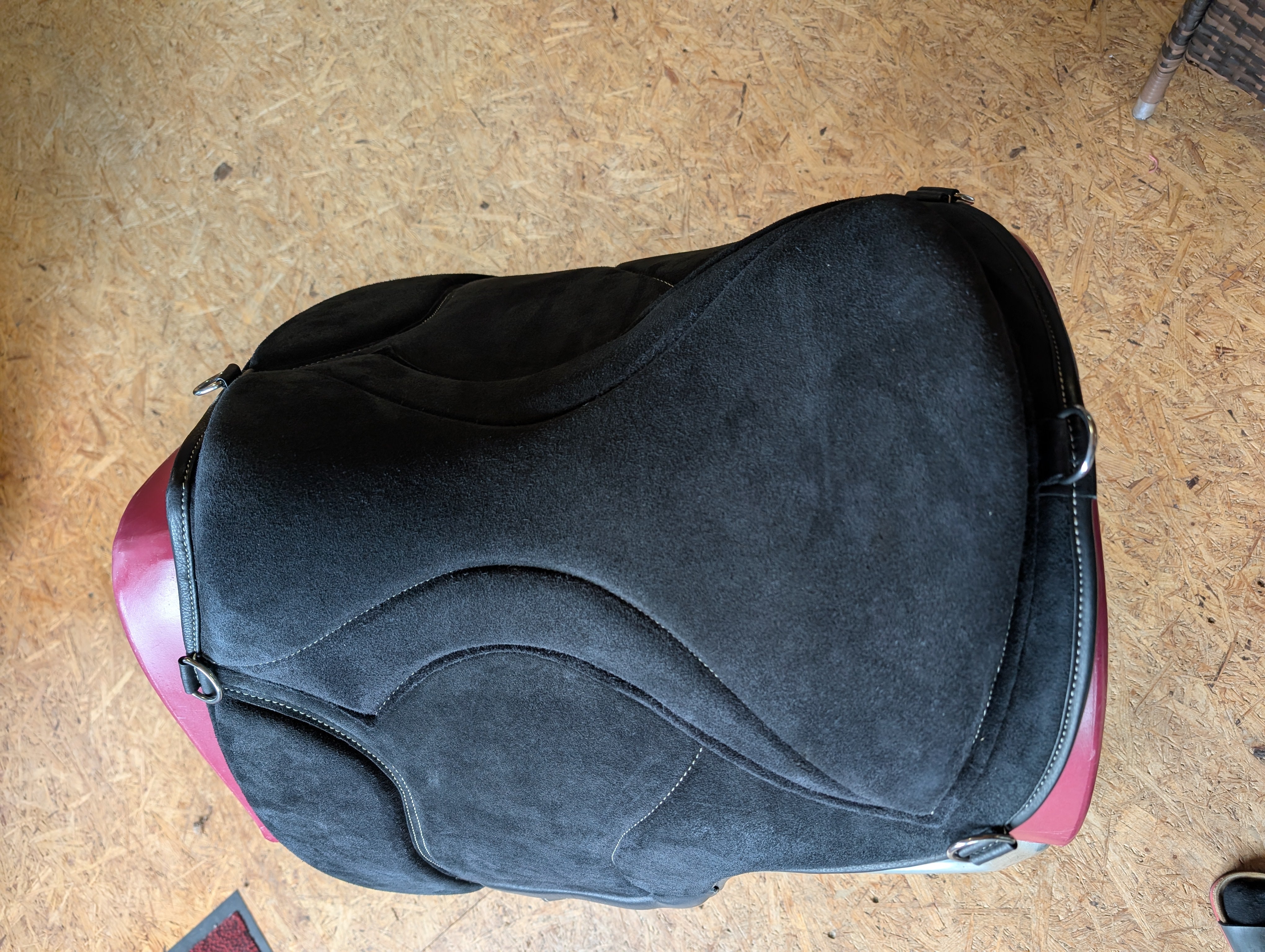 Tapis d'équitation de dressage "ALIVIO IMPULSO" SUEDE - Canal WBS - Coussin en feutre SLIM - Cales genoux