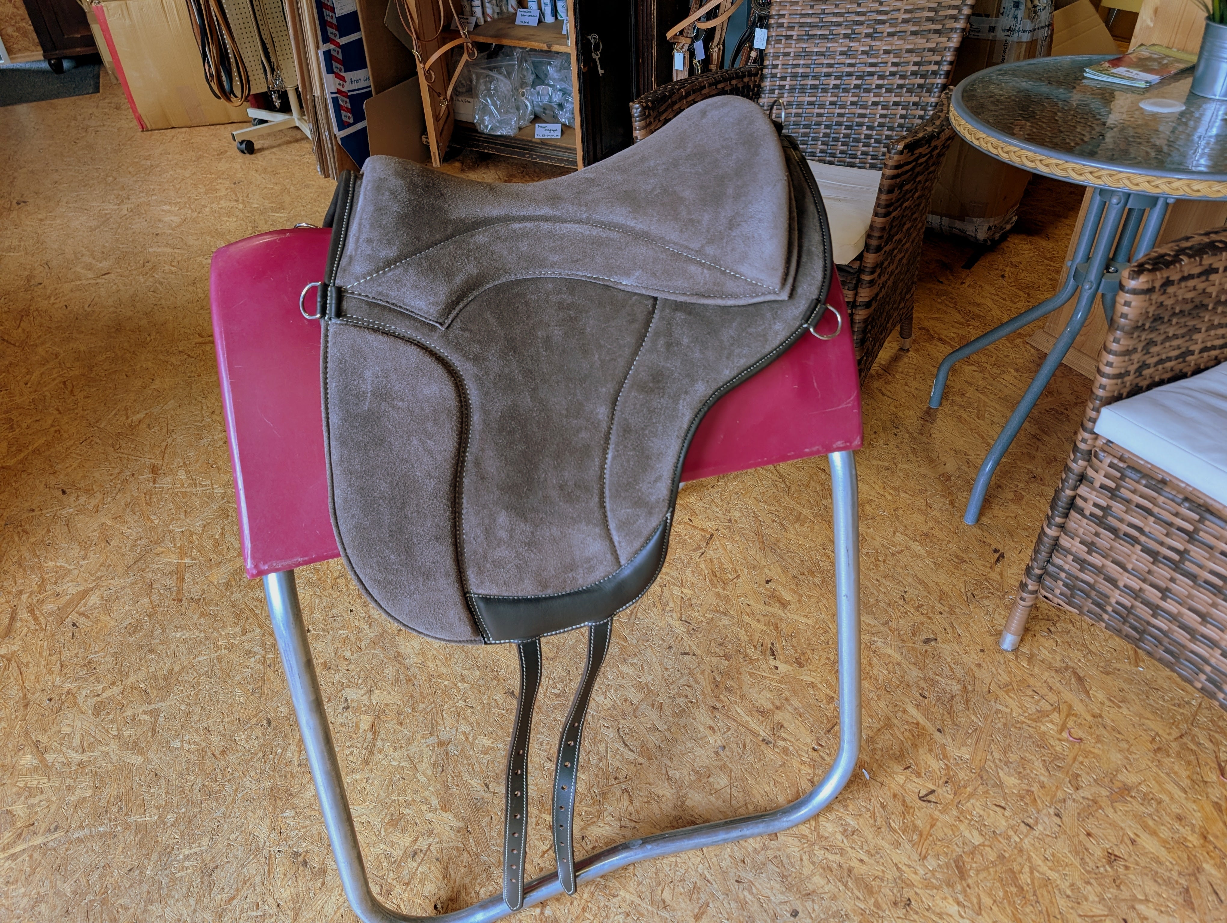 Tapis d'équitation de dressage "ALIVIO IMPULSO" SUEDE - Canal WBS - Coussin en feutre SLIM - Cales genoux