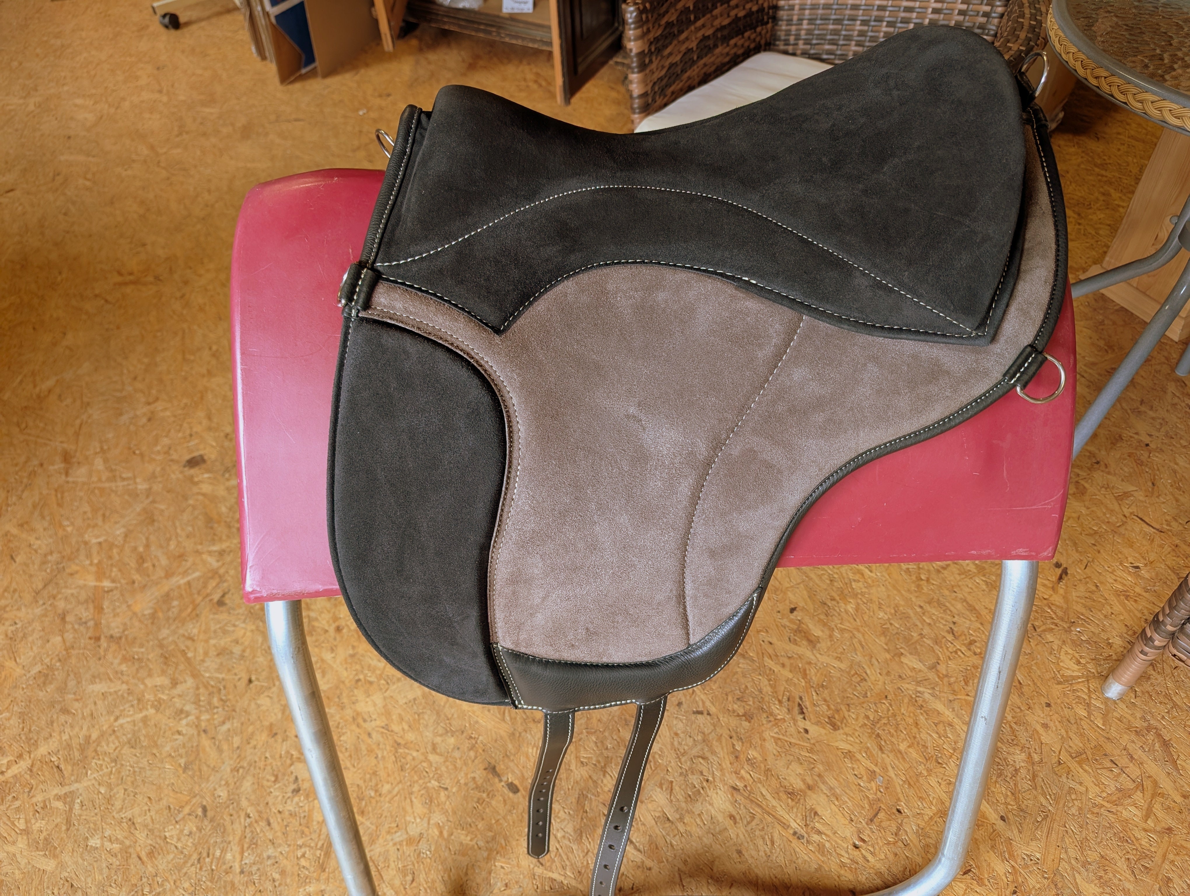 Tapis d'équitation de dressage "ALIVIO IMPULSO" SUEDE - Canal WBS - Coussin en feutre SLIM - Cales genoux