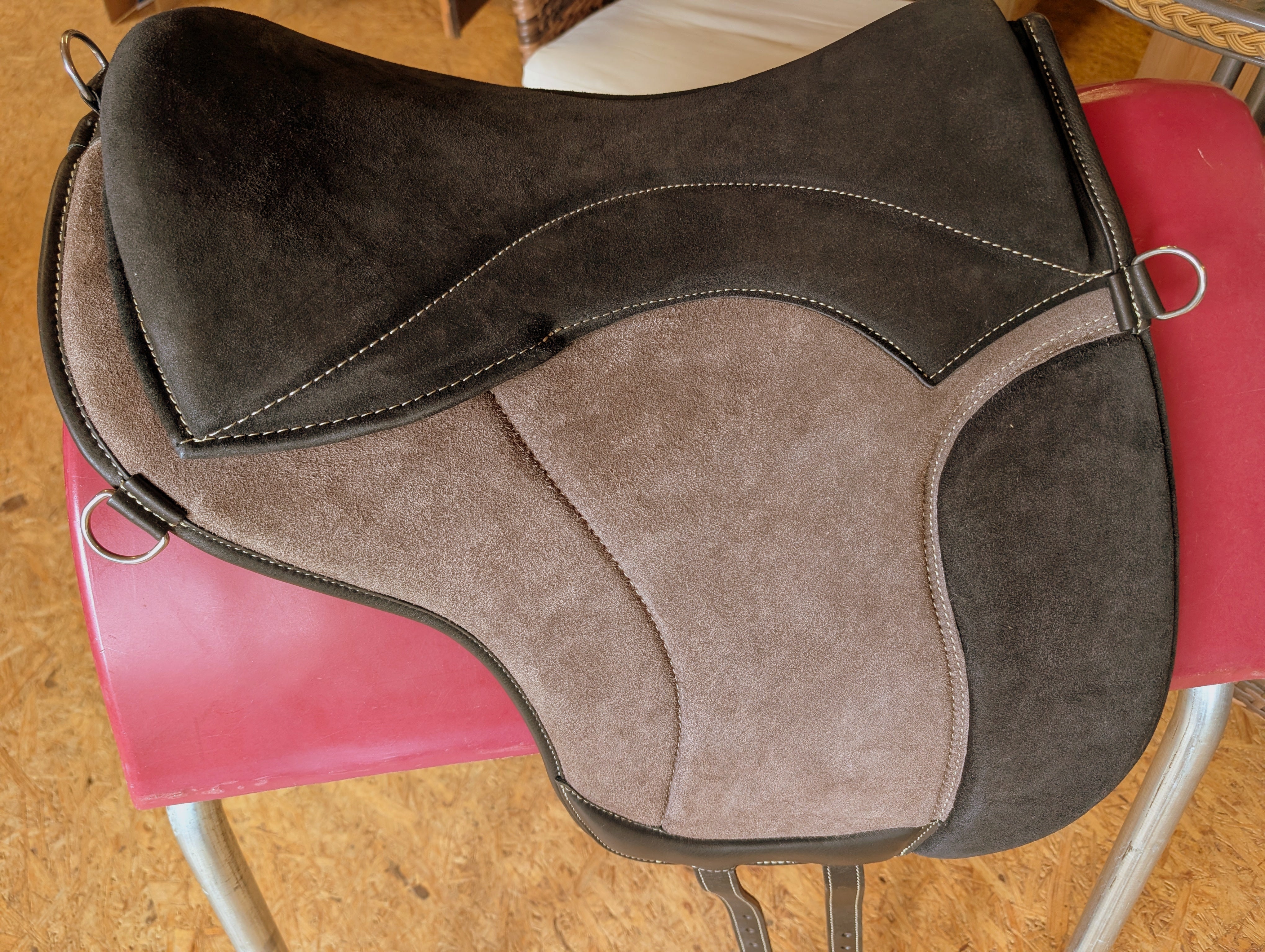 Tapis d'équitation de dressage "ALIVIO IMPULSO" SUEDE - Canal WBS - Coussin en feutre SLIM - Cales genoux