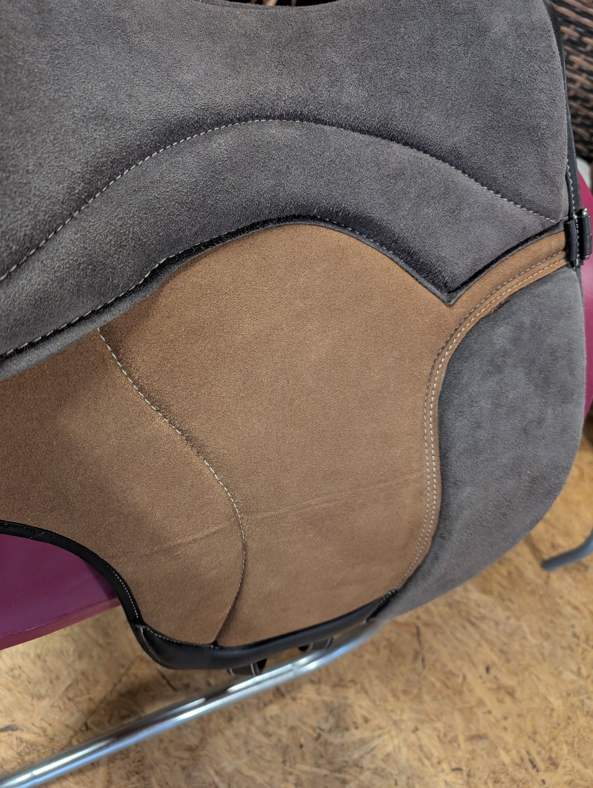 Tapis d'équitation de dressage "ALIVIO IMPULSO" SUEDE - Canal WBS - Coussin en feutre SLIM - Cales genoux