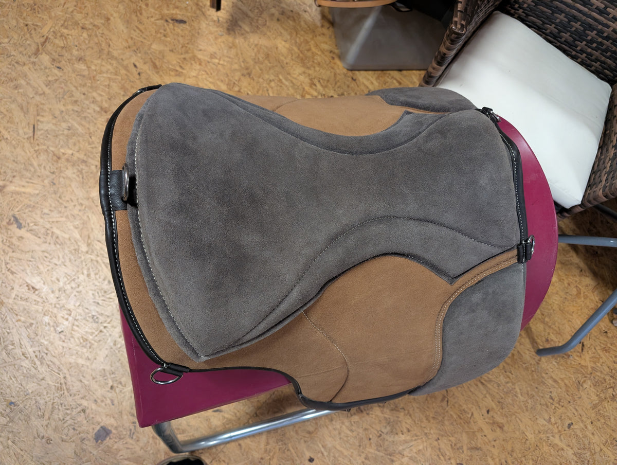 Tapis d'équitation de dressage "ALIVIO IMPULSO" SUEDE - Canal WBS - Coussin en feutre SLIM - Cales genoux