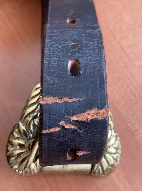 Paire unique d'étrivières baroques, décorées - noir - doré