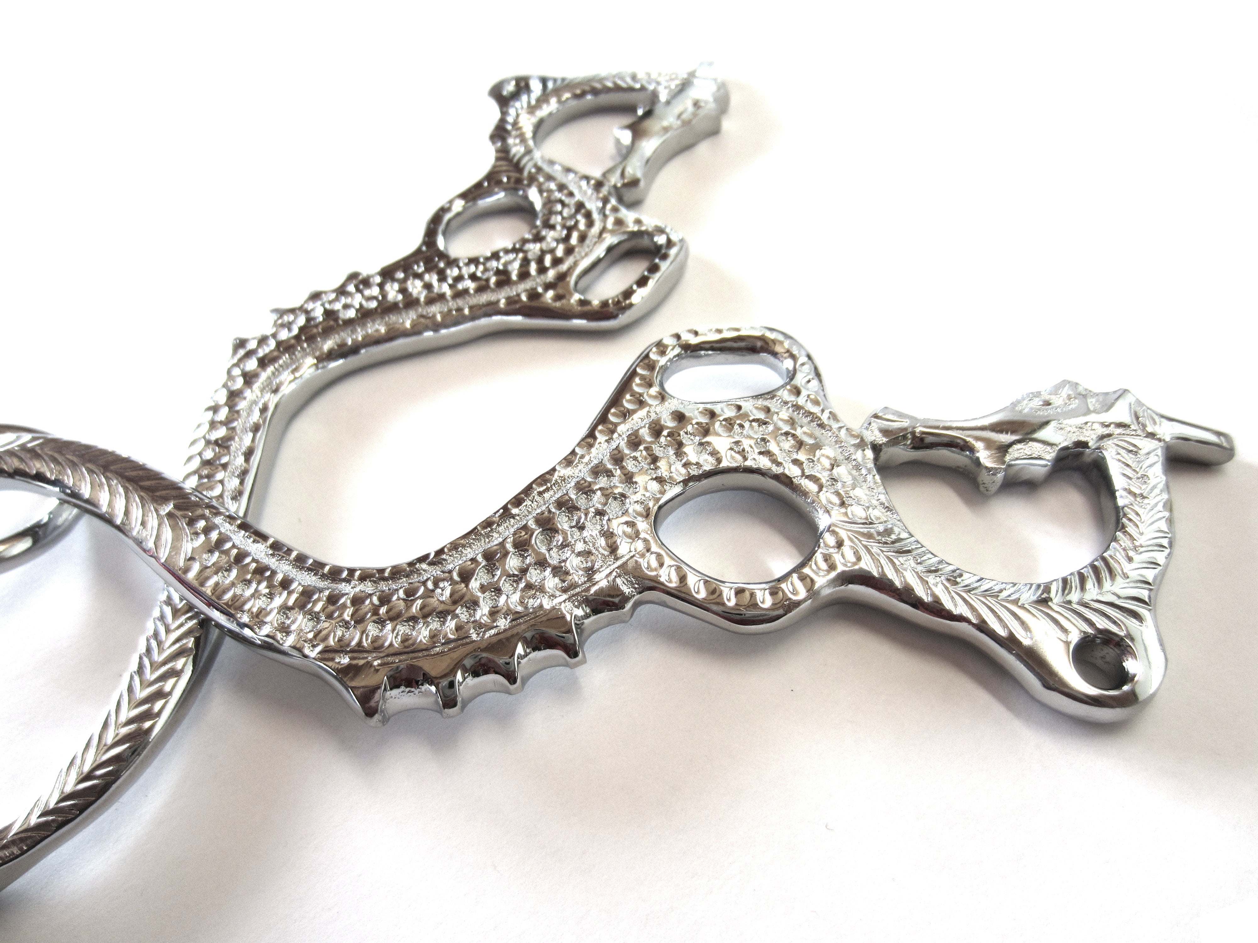 Hackamore "Dragon" couleur or ou argent - 1 paire de cuisses décorées