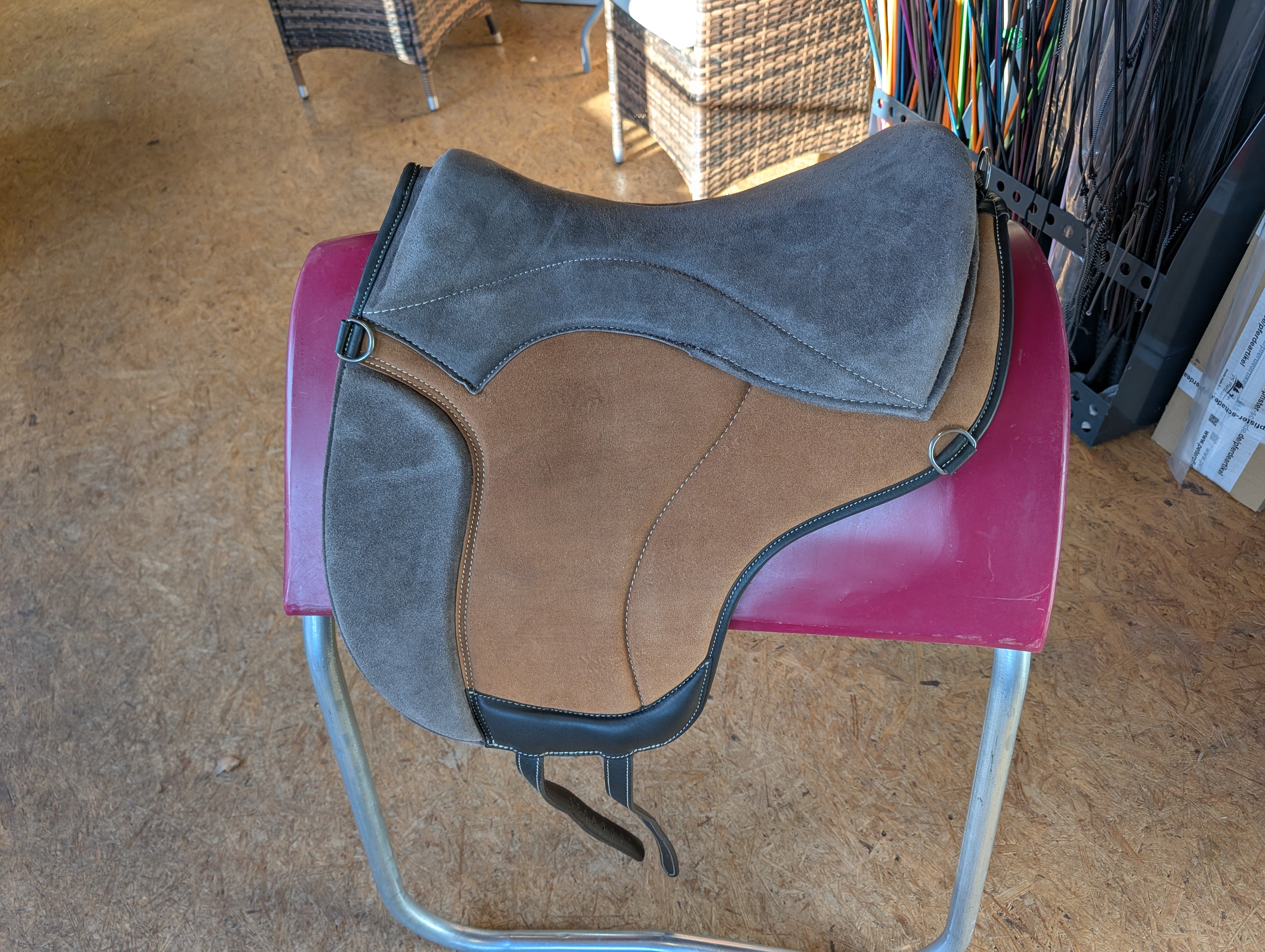 "ALIVIO IMPULSO" SUEDE dressage riding pad - WBS channel - SLIM felt cushion - knee blocks