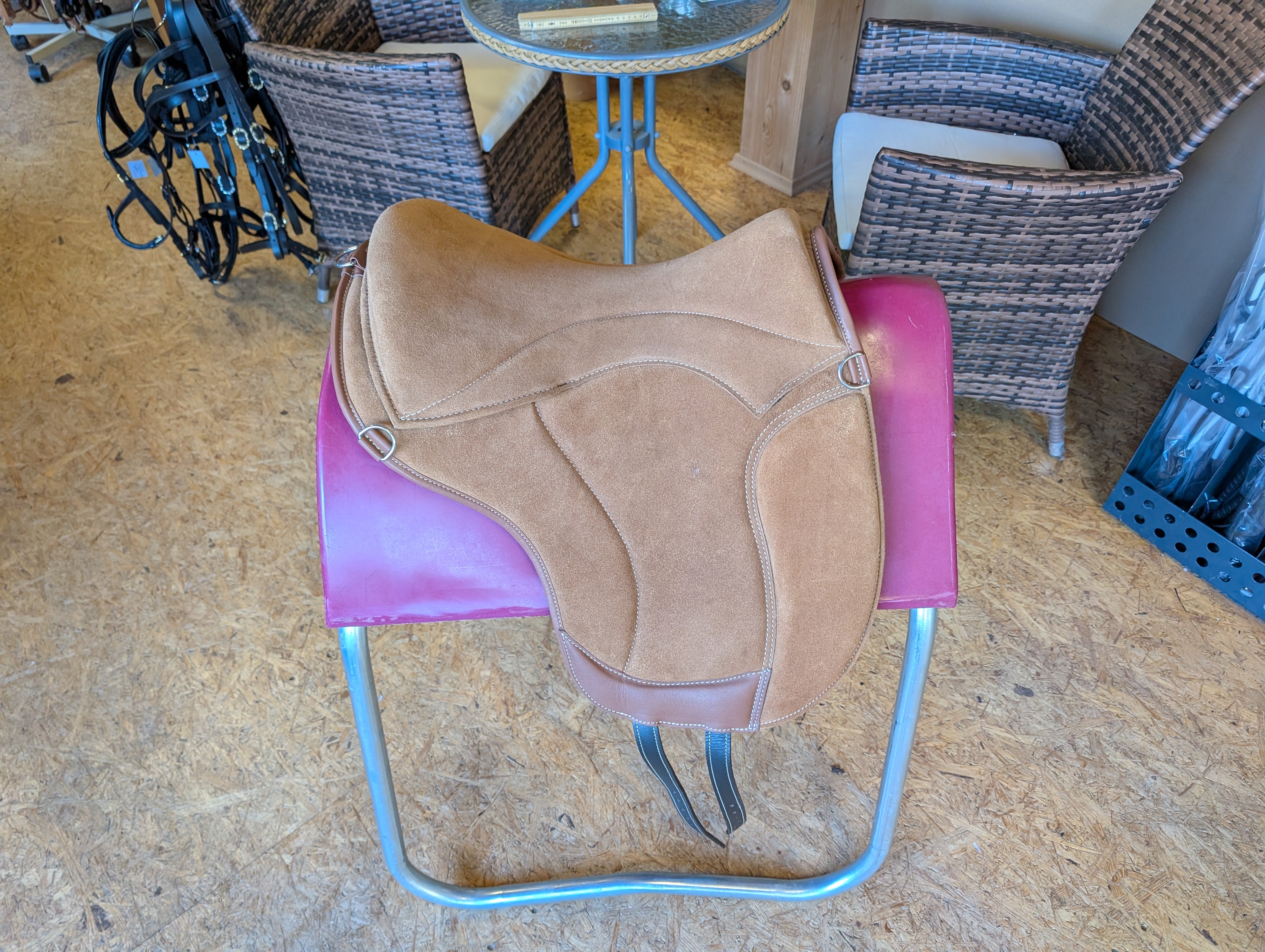 Tapis d'équitation de dressage "ALIVIO IMPULSO" SUEDE - Canal WBS - Coussin en feutre SLIM - Cales genoux