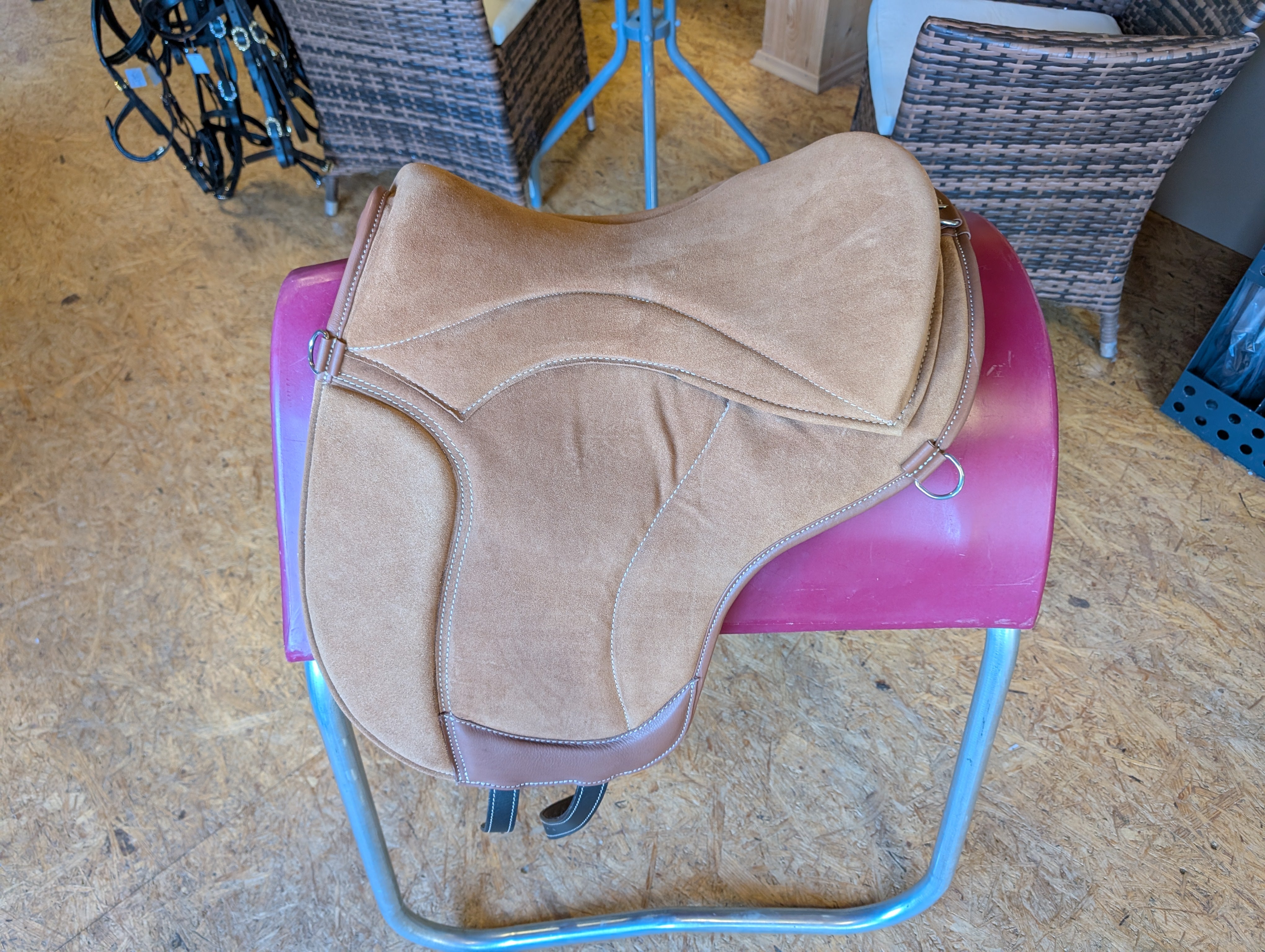 Tapis d'équitation de dressage "ALIVIO IMPULSO" SUEDE - Canal WBS - Coussin en feutre SLIM - Cales genoux