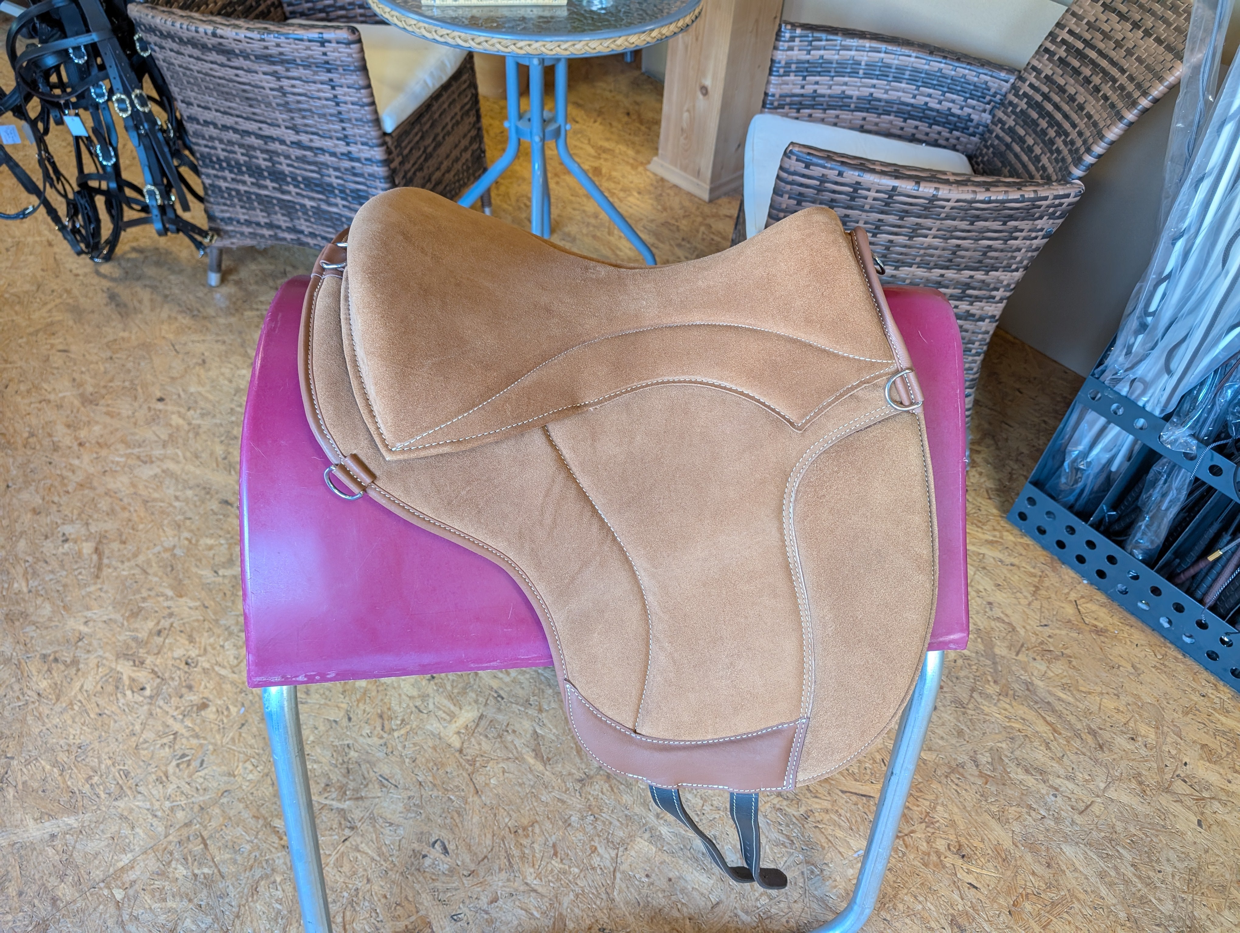 Tapis d'équitation de dressage "ALIVIO IMPULSO" SUEDE - Canal WBS - Coussin en feutre SLIM - Cales genoux