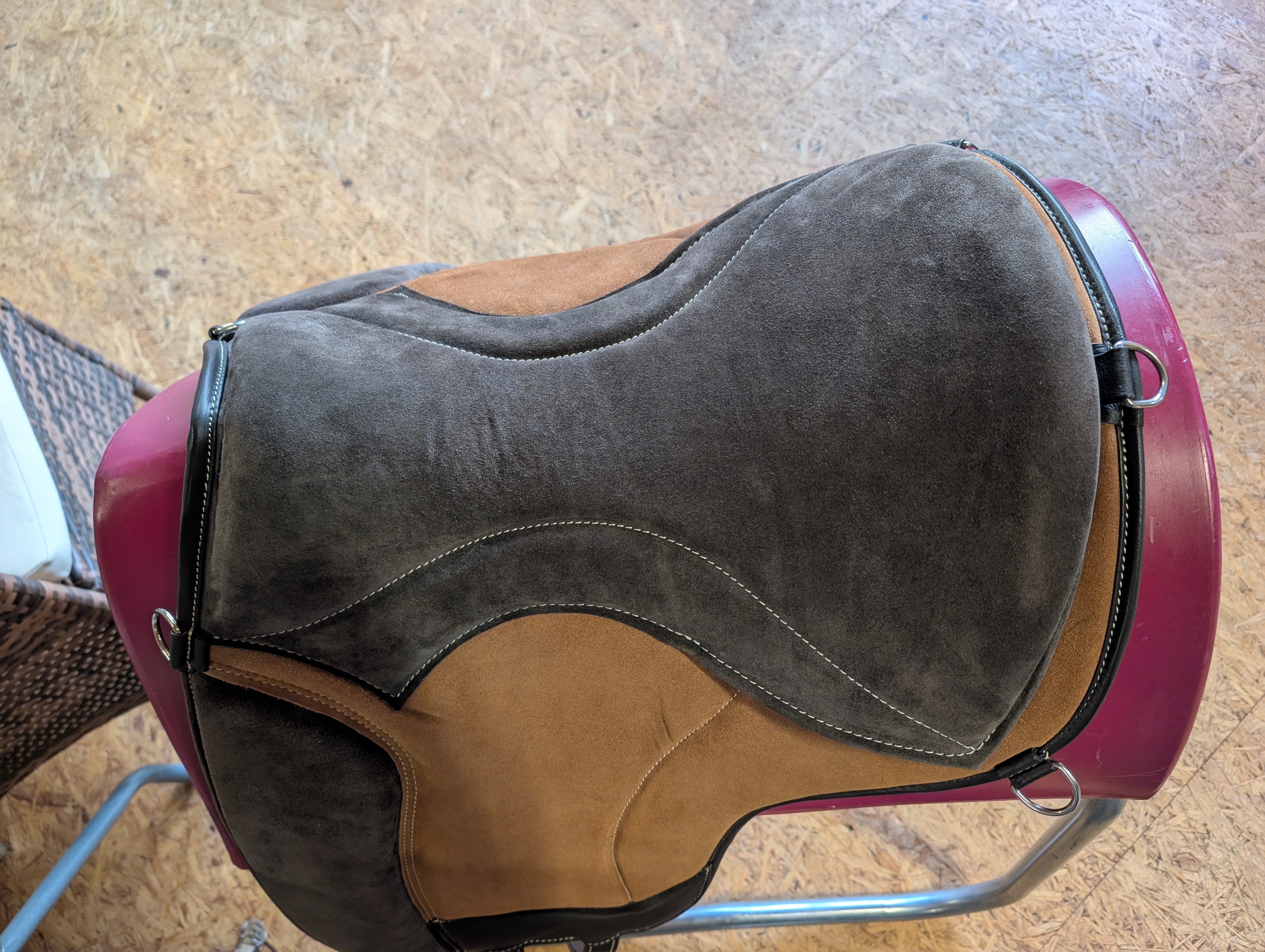 Tapis d'équitation de dressage "ALIVIO IMPULSO" SUEDE - Canal WBS - Coussin en feutre SLIM - Cales genoux