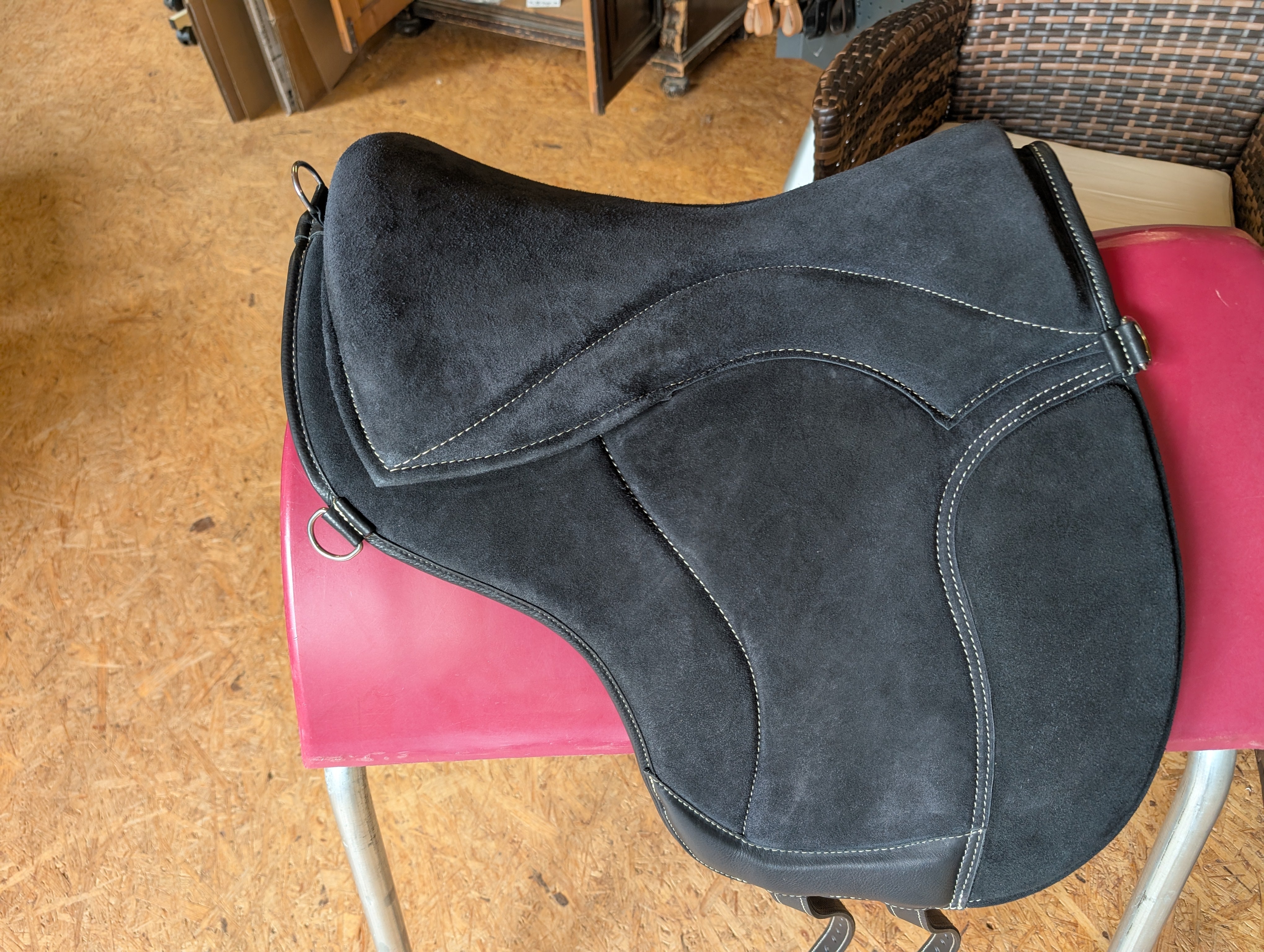 "ALIVIO IMPULSO" SUEDE dressage riding pad - WBS channel - SLIM felt cushion - knee blocks