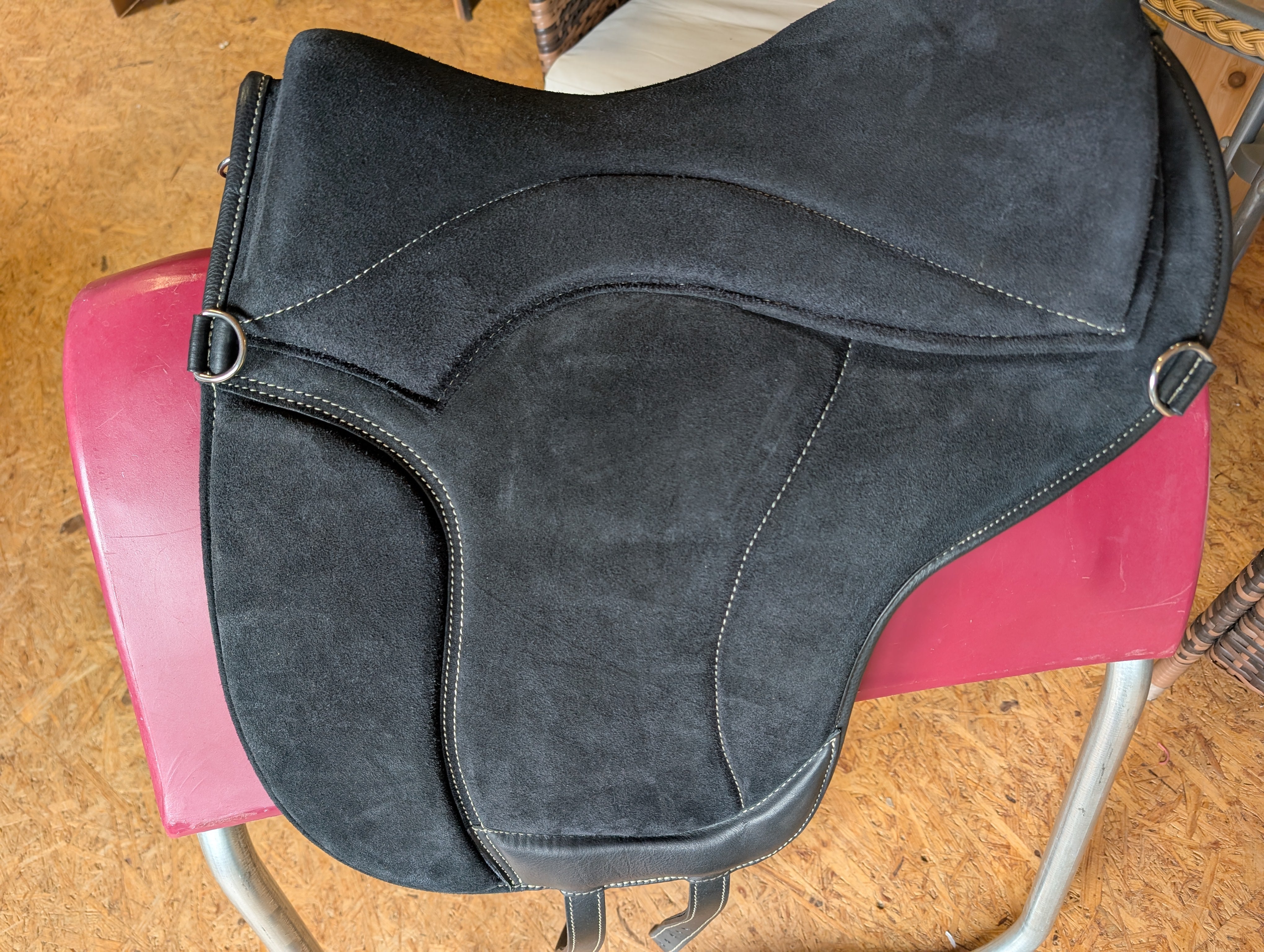 Tapis d'équitation de dressage "ALIVIO IMPULSO" SUEDE - Canal WBS - Coussin en feutre SLIM - Cales genoux