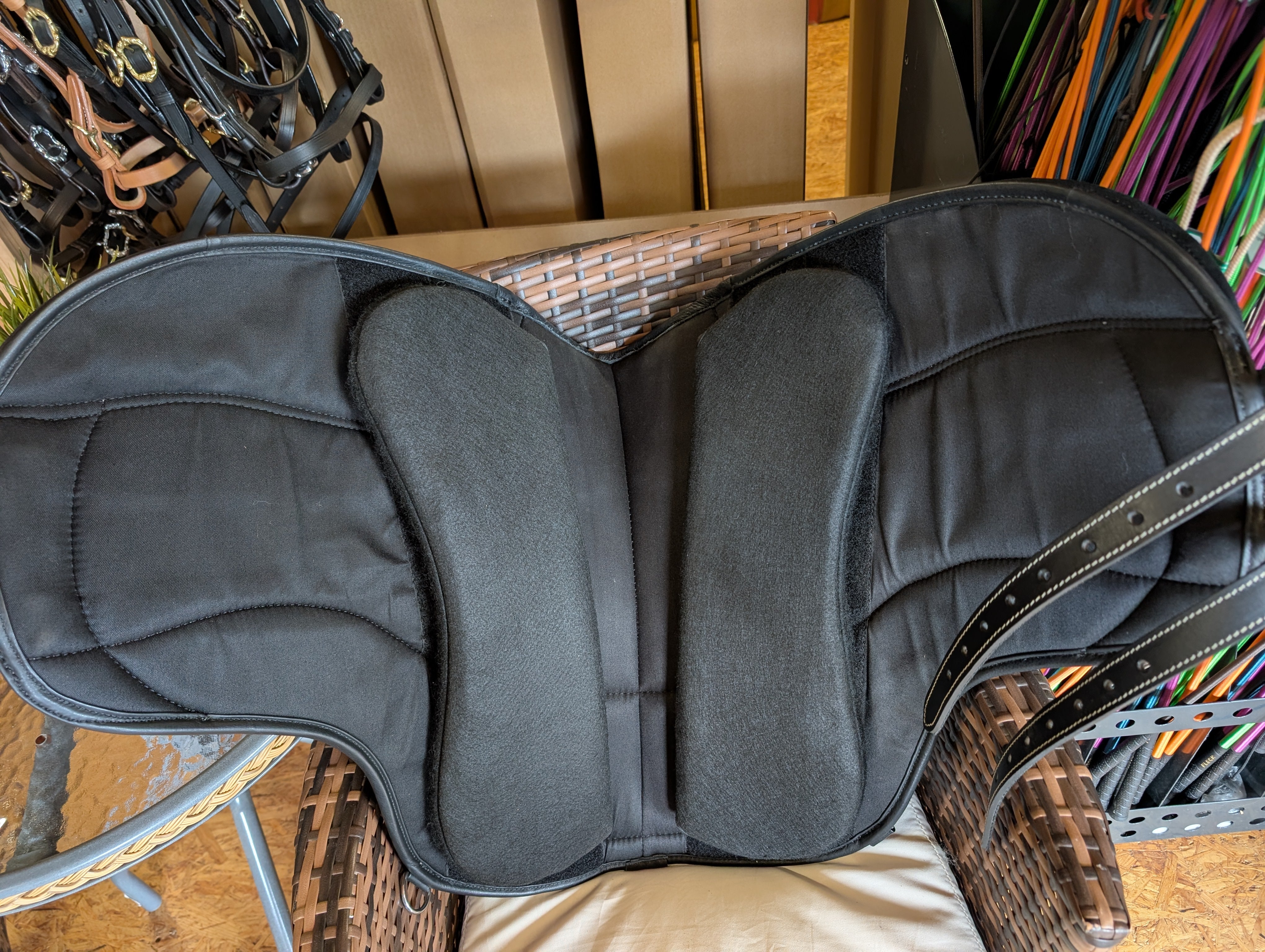 Tapis d'équitation de dressage "ALIVIO IMPULSO" SUEDE - Canal WBS - Coussin en feutre SLIM - Cales genoux