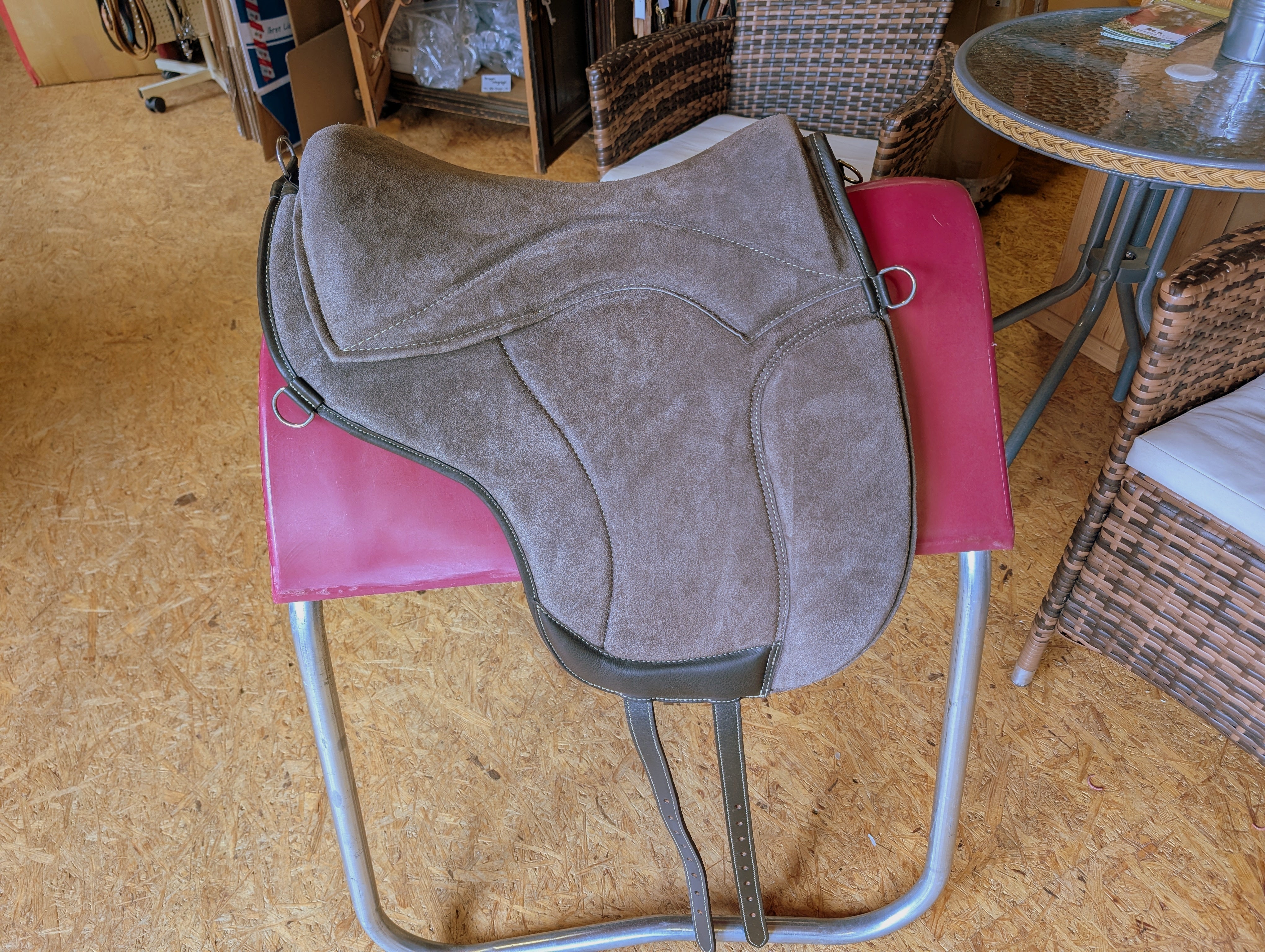 Tapis d'équitation de dressage "ALIVIO IMPULSO" SUEDE - Canal WBS - Coussin en feutre SLIM - Cales genoux