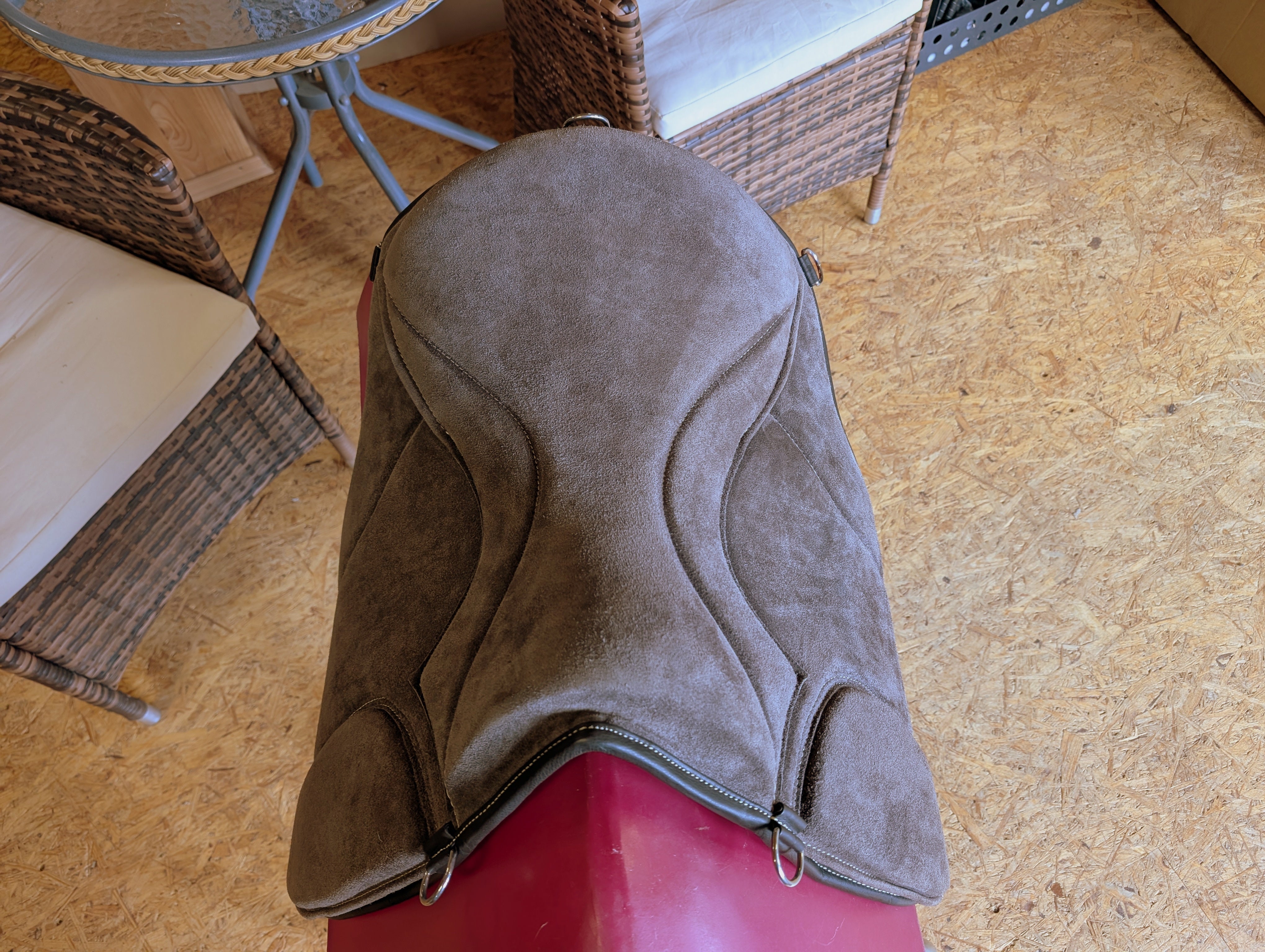 Tapis d'équitation de dressage "ALIVIO IMPULSO" SUEDE - Canal WBS - Coussin en feutre SLIM - Cales genoux