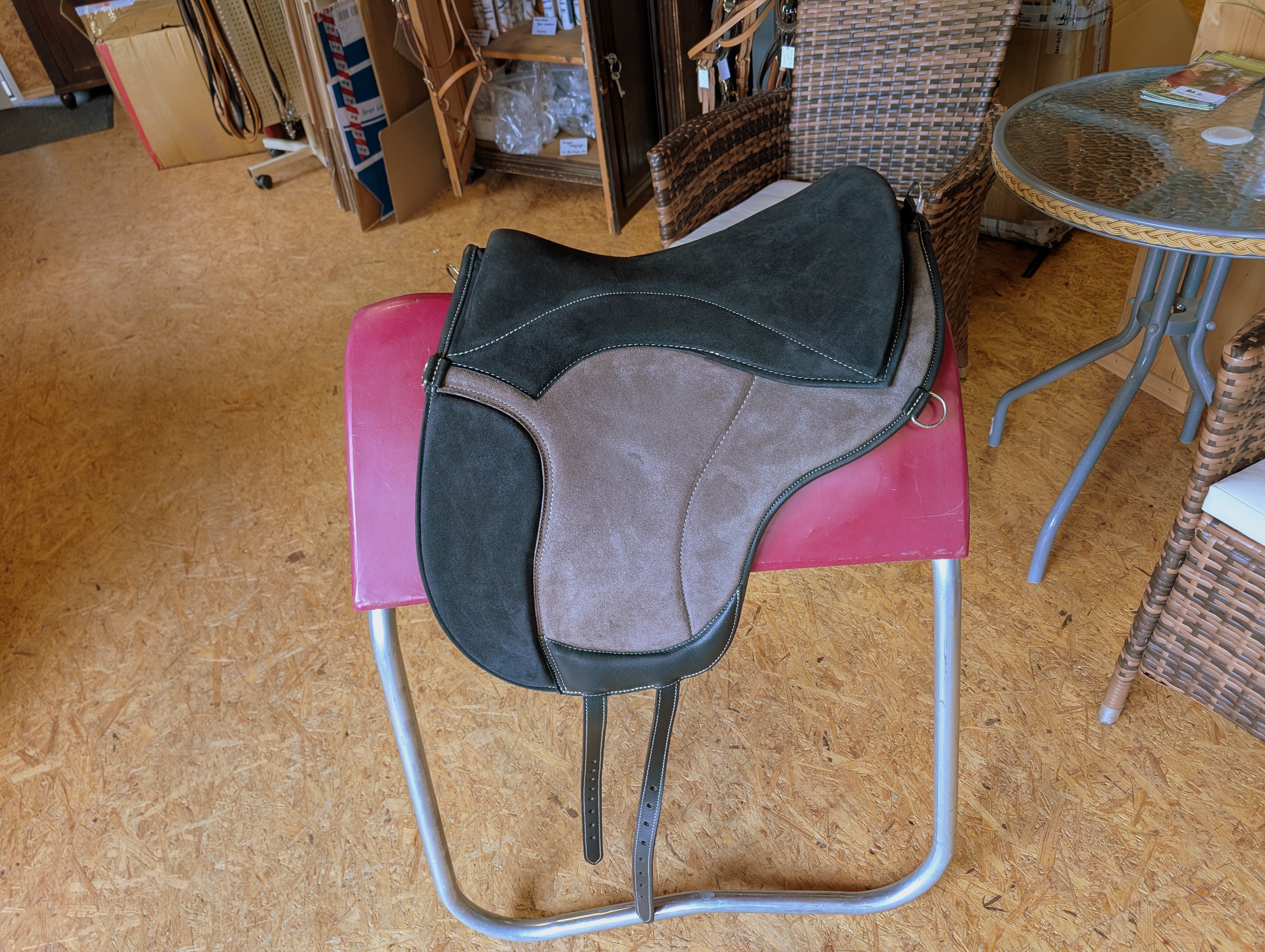 Tapis d'équitation de dressage "ALIVIO IMPULSO" SUEDE - Canal WBS - Coussin en feutre SLIM - Cales genoux