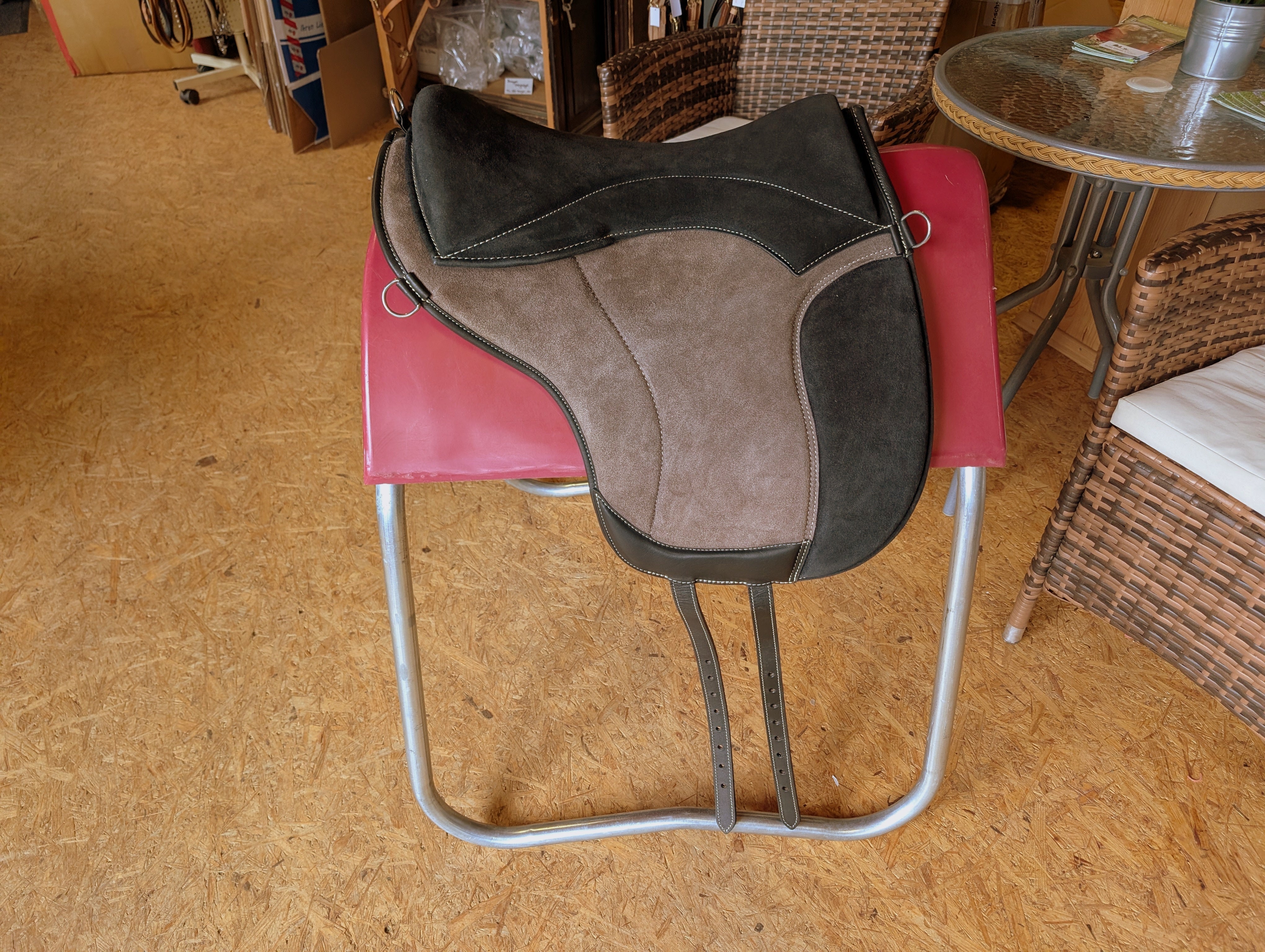 Tapis d'équitation de dressage "ALIVIO IMPULSO" SUEDE - Canal WBS - Coussin en feutre SLIM - Cales genoux