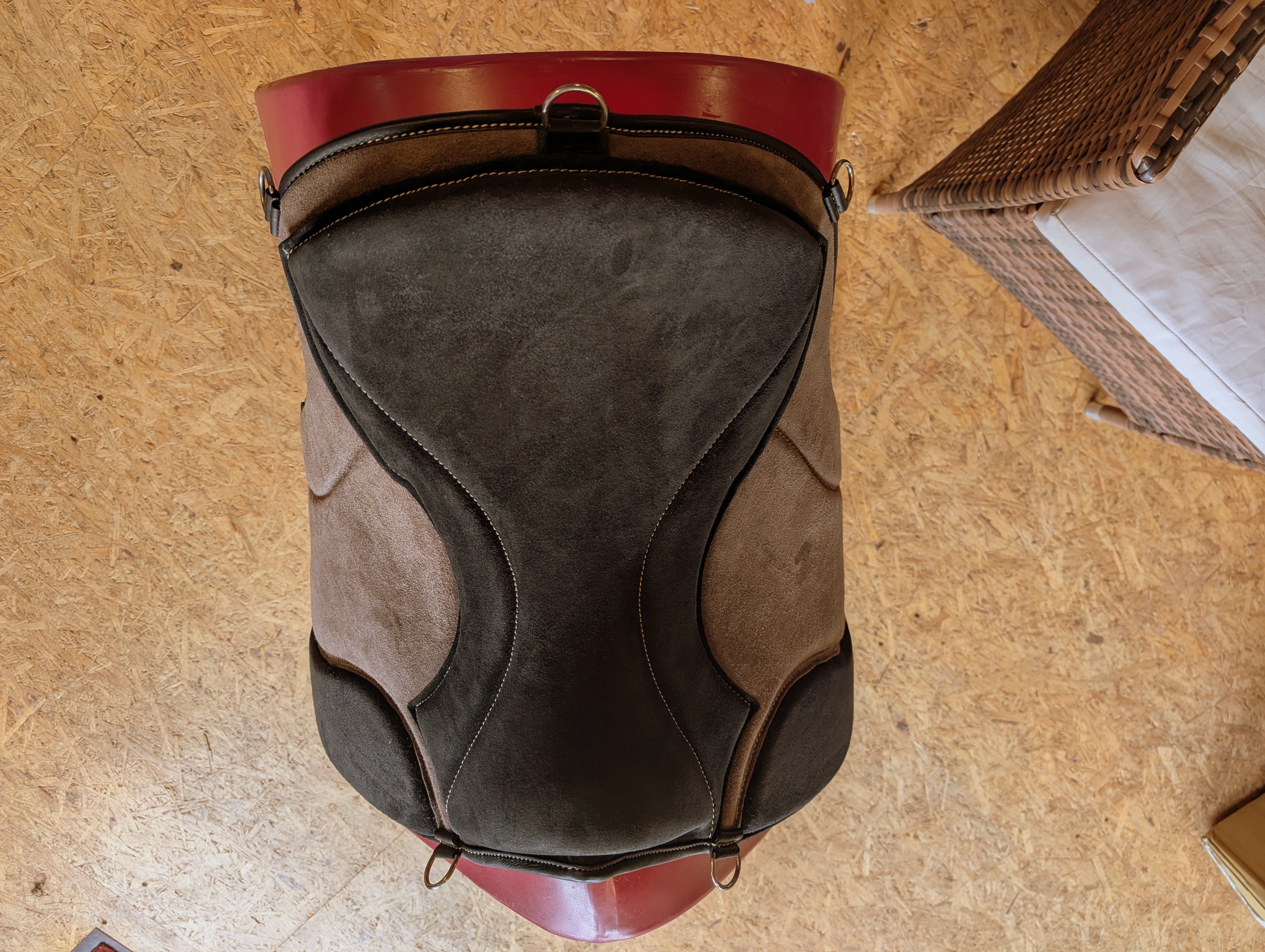 Tapis d'équitation de dressage "ALIVIO IMPULSO" SUEDE - Canal WBS - Coussin en feutre SLIM - Cales genoux