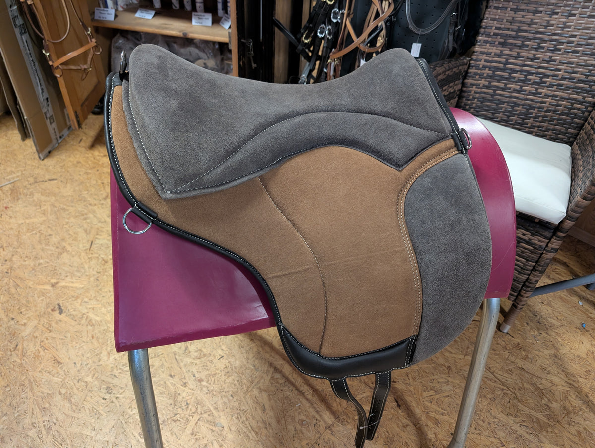Tapis d'équitation de dressage "ALIVIO IMPULSO" SUEDE - Canal WBS - Coussin en feutre SLIM - Cales genoux