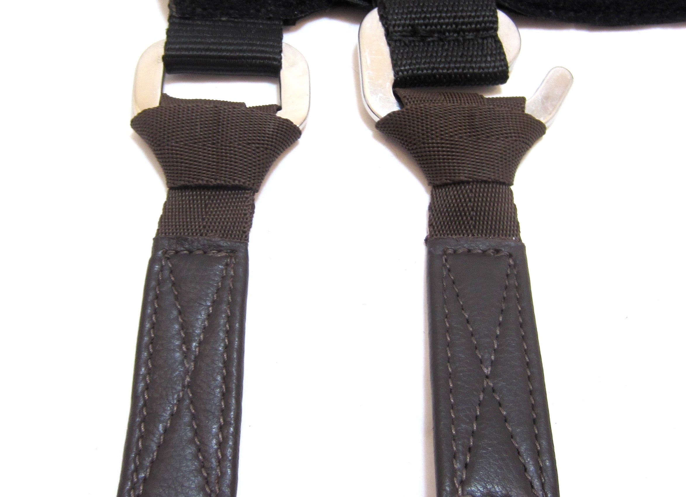 Mono stirrup leathers with buckleless extra thin suspension