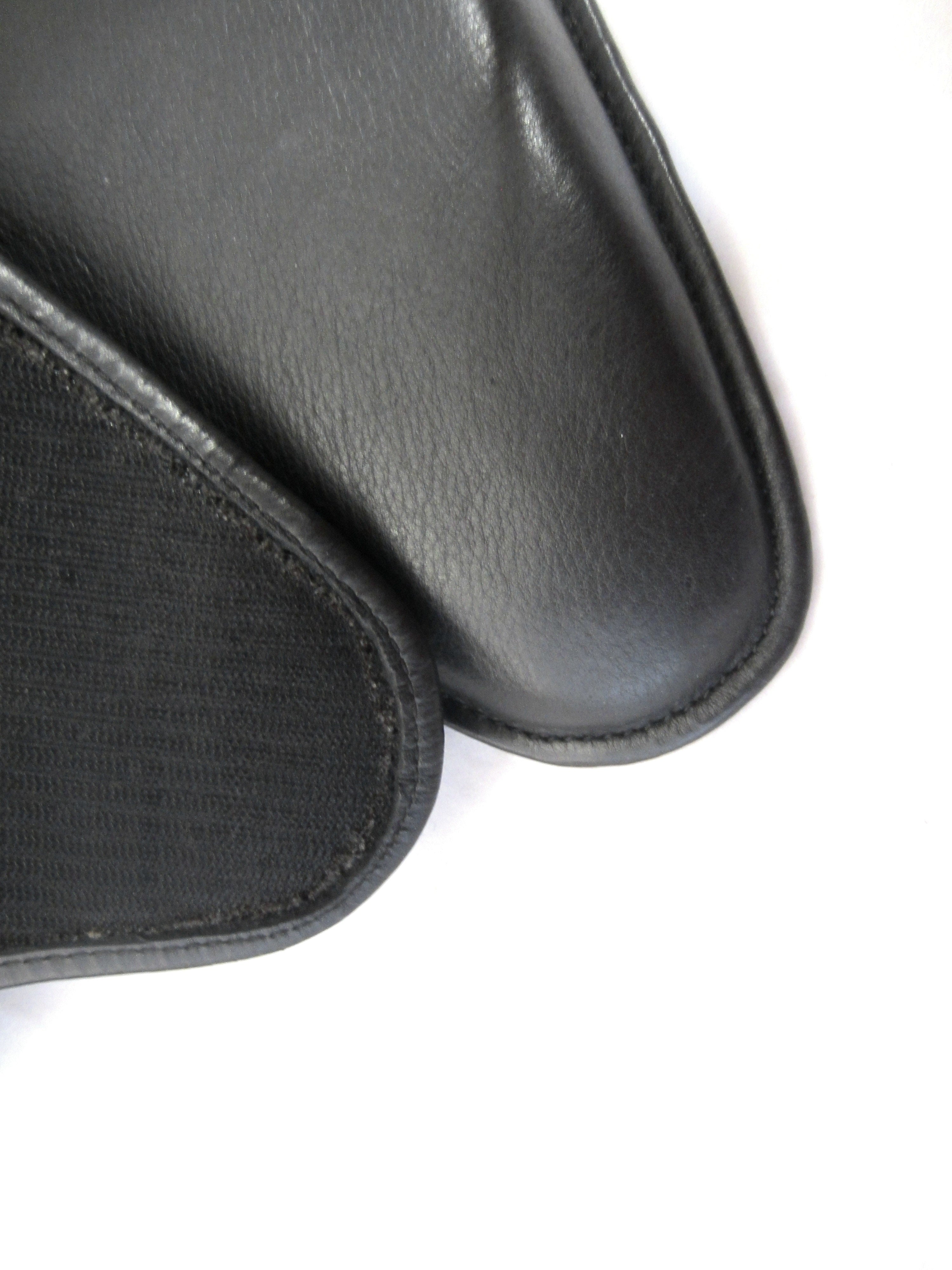 Forme de dressage avec coussin Velcro surélevé de 5-4-4 cm sur le devant ; Panneaux/coussins de selle